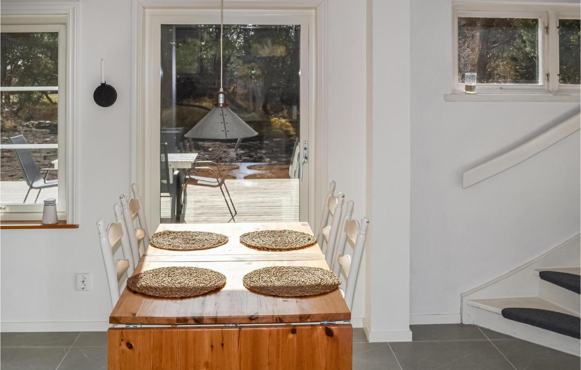 Gorgeous Home In Borrby With Wifi Extérieur photo